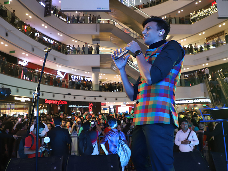 Indian Idol Abhijeet Sawant live performance at DLF Mall of India October-2019